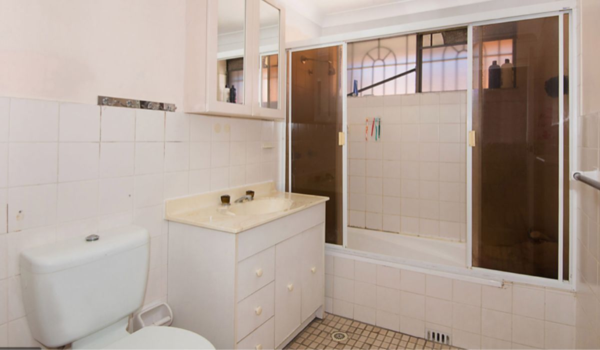 BATHROOM MAKEOVER BEFORE BATHROOM MAKEOVER